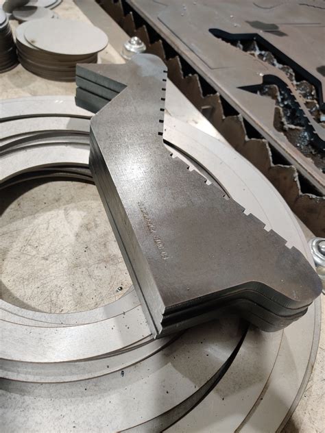 Įvairių medžiagų lakštų pjovimas specialiu grąžto antgaliu