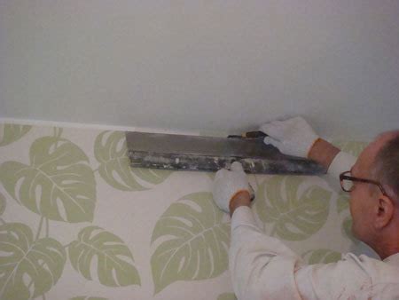 Tapetų klijavimas ant lubų