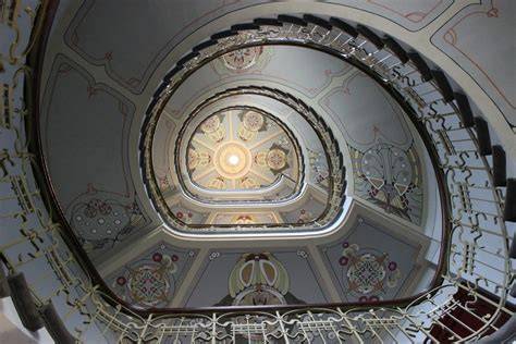 Art Nouveau interjero detalės - organinės linijos ir gamtos motyvai