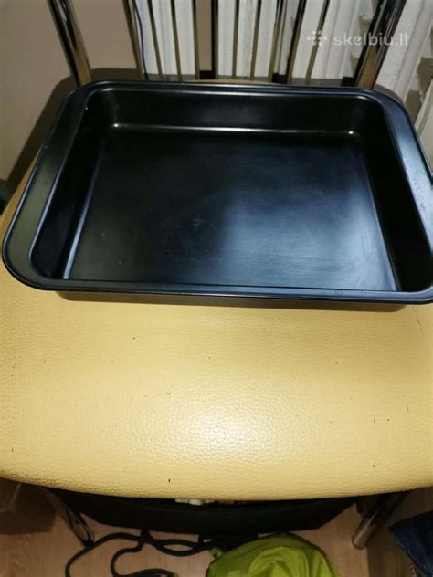 Įvairios virtuvės reikmenys, tarp jų ir kepimo skardos