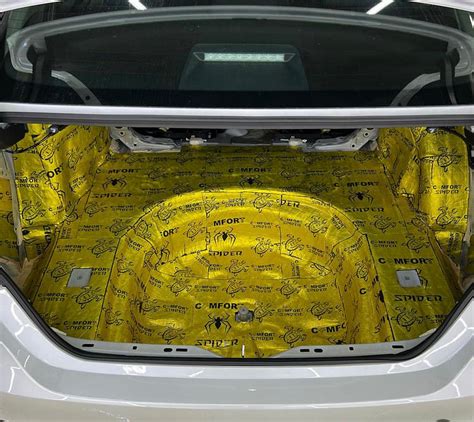 Automobilio interjero dizainas su garso izoliacijos medžiagomis