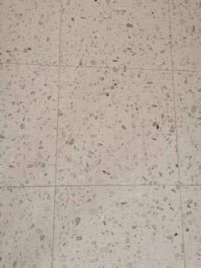 Mozaikinio betono pavyzdys su reljefu