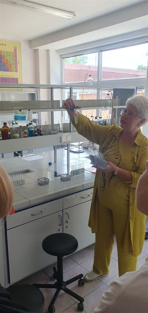 Nuotrauka, vaizduojanti medicininės laboratorijos aplinką