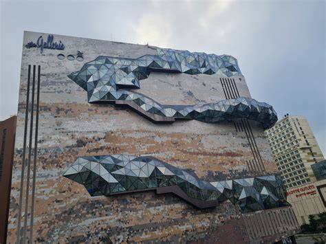 Galleria Gwanggyo fasado plokštumos su trikampiais akmens plokštėmis