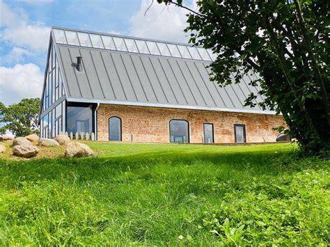 Farmers Circle fasado rekonstrukcija su raudonų plytų mūru