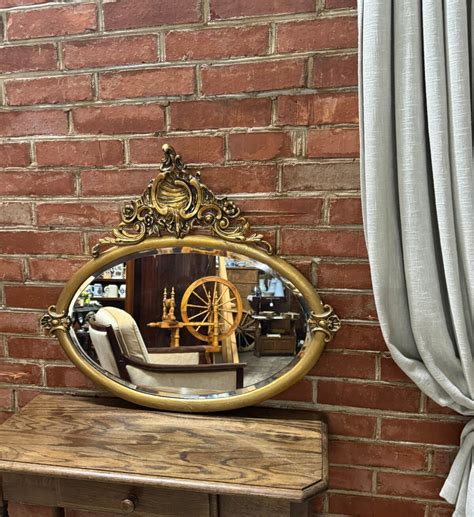 Senovinis veidrodis su ornamentuotu rėmu