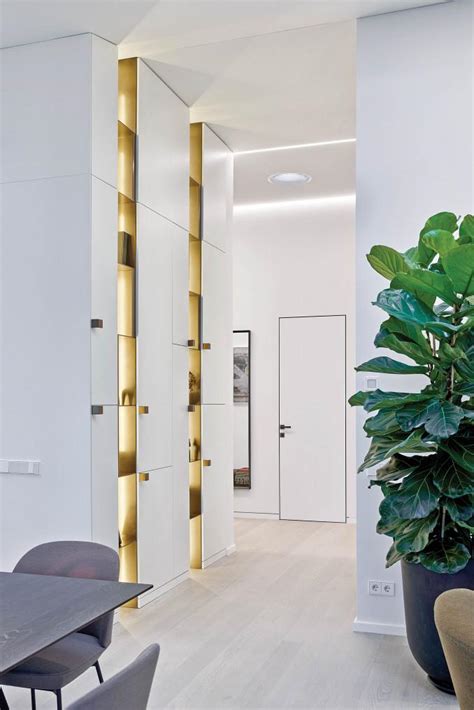 Modernaus interjero su ovaliu veidrodžiu