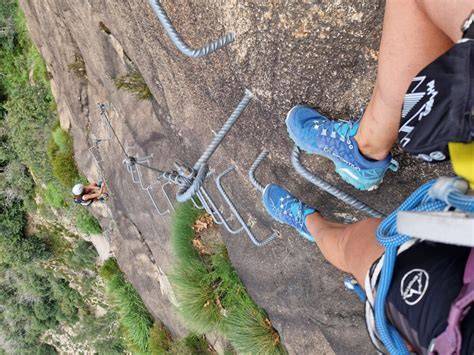 Via ferrata įranga ir kalnų šlaitai