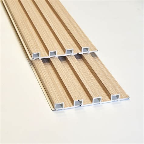 Nuotrauka su skirtingais WPC skoniais ir pakuotėmis