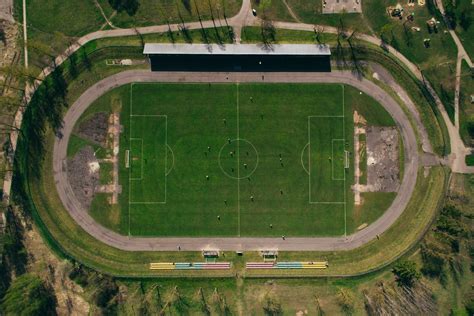Infografika apie Akmenės Cementas futbolo struktūrą ir sezono planavimą