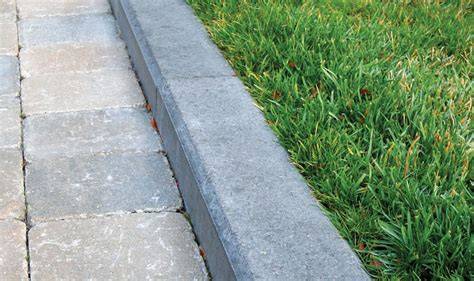 Piešinių/infografikų palyginimas: vejos bortelių tipai (plastikiniai, akmens, betoniniai) ir jų privalumai