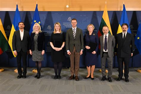 Skirtos priemonės pavasariniam vejos atstatymui