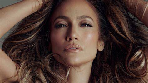 Vizualus vaizdas: Jennifer Lopez su Latto klipuose ir scenos fragmentas