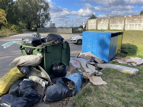 Didžiųjų atliekų aikštelė Jurbarke vizualiai reprezentuoja sceną, kurioje šiferio atliekos susiduria su biudžeto klausimais