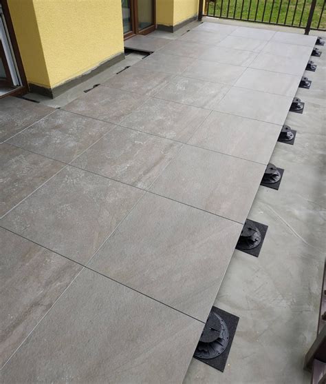 Lauko plytelių montavimas ant stovų