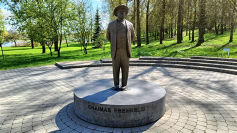 Paminklas Chaimui Frenkeliui prie buvusio fabriko