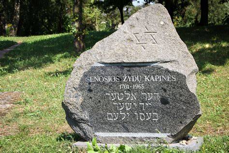 Atminties akmuo Senosiose Šiaulių žydų kapinėse