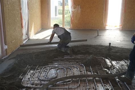 Betoninių grindų lyginimo procesas su glaistykle