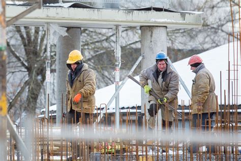 Statybininkai dirba su betono gaminiais