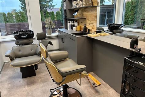 Šiuolaikinė kirpykla su klientu