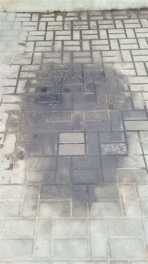 Tepalo dėmės ant asfalto