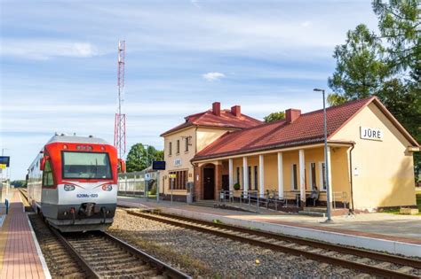 traukinių stotis su traukiniais
