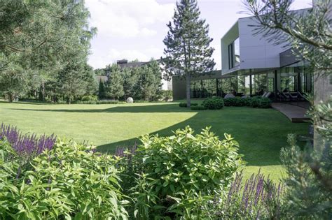 Pavyzdys kapavietės dizaino su skaldelės ir augalų derinimu