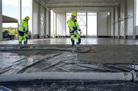 Infografika: grindų betonavimo proceso etapai (pagrindas, hidroizoliacija, armavimas, betonas, džiūvimas, užbaigimo darbai)