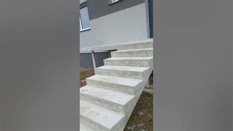 Dekoratyviniai laiptai iš betono su natūralios tekstūros įspūdžiais