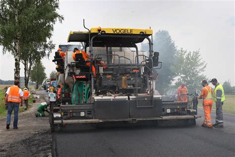 Asfalto klojimo procesas su klotuvu
