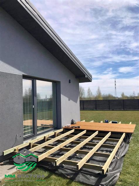 Nuotrauka su sraigtiniais poliais terasos karkasui