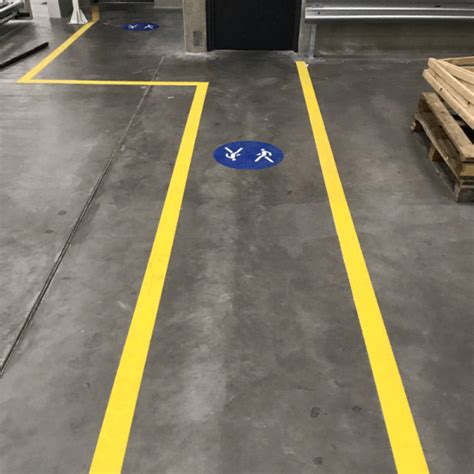 Grindų žymėjimas su lipnia juosta sandėlyje