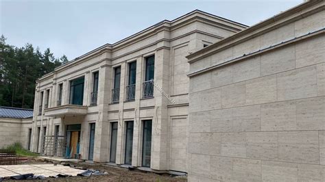 natūralaus akmens fasado apdaila su Jura Beige marmuru