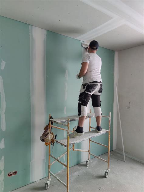 Paruošiamieji sienos darbai prieš gipso kartono klijavimą