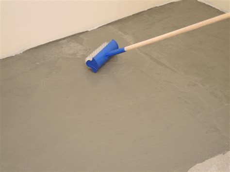 Betoninio pagrindo išlyginimas savaime išsilyginančiu mišiniu