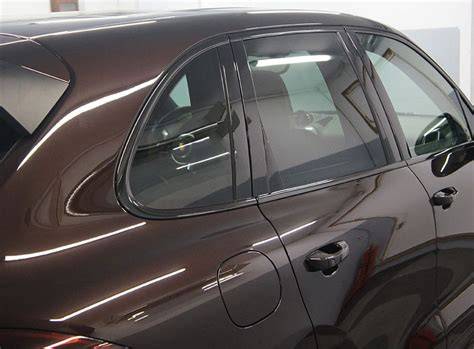 automobilis su chromuotų detalių apklijavimu (Shadowline)
