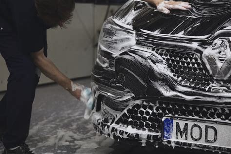 priežiūra po chromuotos juostos klijavimo - automobilio švelnus plovimas