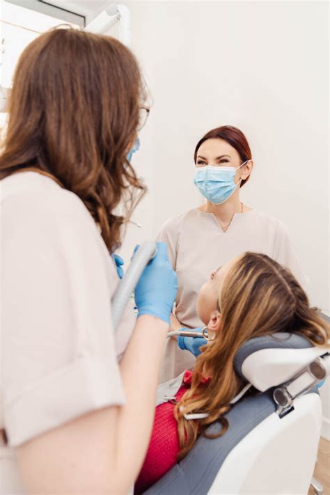 Nuotrauka su odontologu, konsultuojančiu pacientą