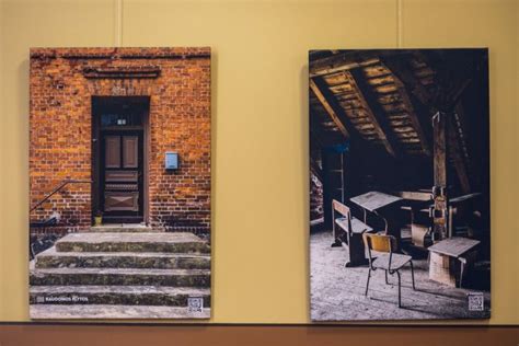 Nuotrauka: raudonų plytų fasadas kontekste