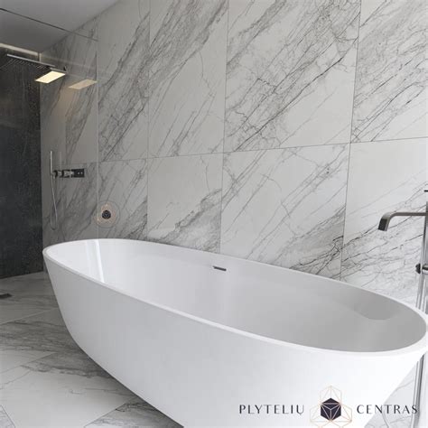 plyteliu su akmens imitacija interjeras