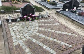 Skaldyto granito trinkelių mozaikos pavyzdys kapavietėje