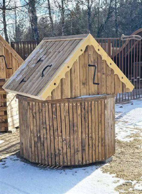 Medinė šulinio dangos stogelis - kaimiško įvaizdžio akcentas
