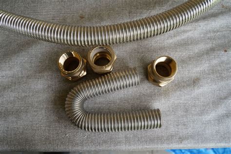 Gofruotas nerūdijančio plieno vamzdis su geltonu apvalkalu