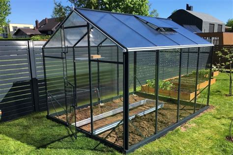 Šiltnamis dengtas polikarbonato lakštais