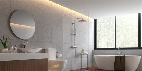 Šviesios didelių matmenų plytelės mažame vonios kambaryje