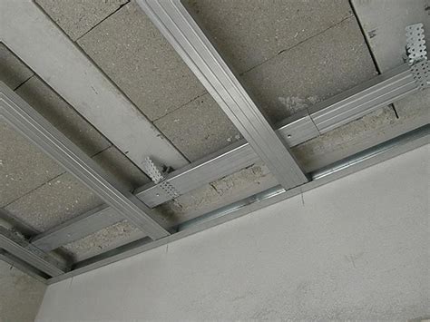 Dviejų lygių lubų karkaso montavimui naudojamos papildomos detalės