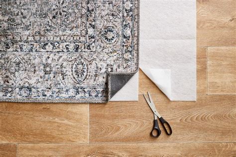 Neslystantis kilimėlis po kilimu