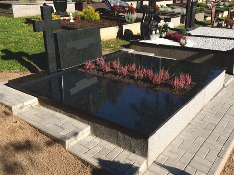 Granito plokštėmis dengtas kapas