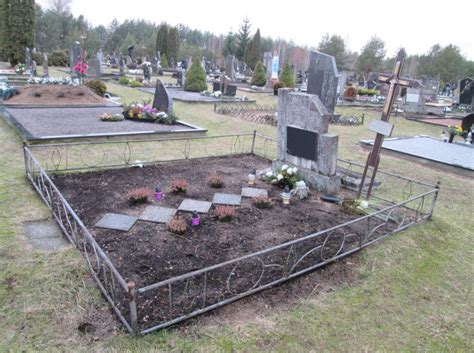 Kapavietės sutvarkymas su įvairiais dekoratyviniais elementais