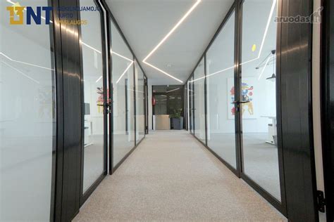 Nuotrauka: Modernus biuras su integruotais interneto jungikliais grindjuostėse